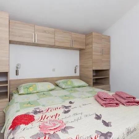 One Bedroom With Balcony And Sea View Crveni 아파트 *