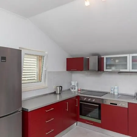 One Bedroom With Balcony And Sea View Crveni