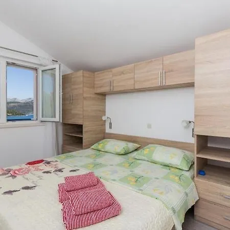 One Bedroom With Balcony And Sea View Crveni 아파트 *