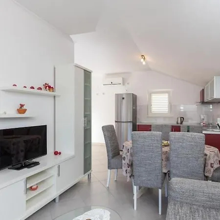 One Bedroom With Balcony And Sea View Crveni 아파트 *